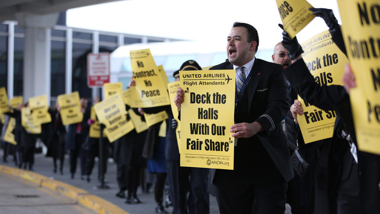 Similar protests were held in Dec 2015 by United employees (Abel Uribe / Chicago Tribune)